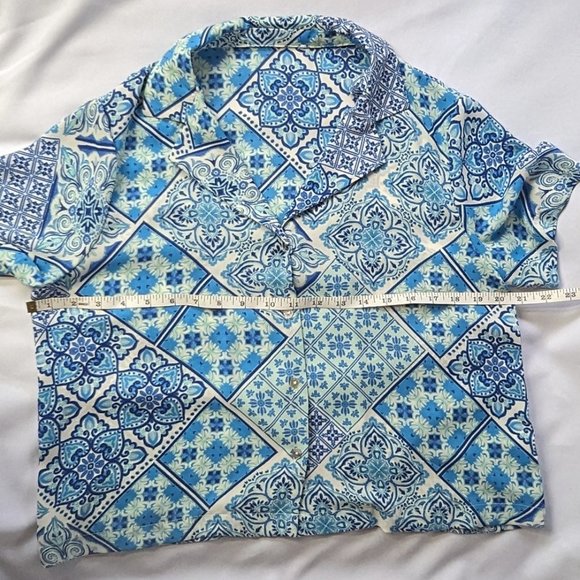 Loose-fitting v-neck button-front patterned blouse with collar Medium EUC - Picture 3 of 6
